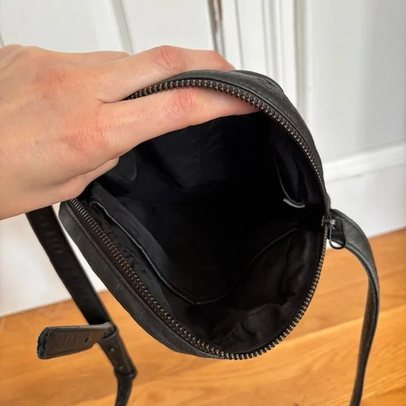 Baggu Black Round Leather Crossbody Bag - Picture 7 of 8